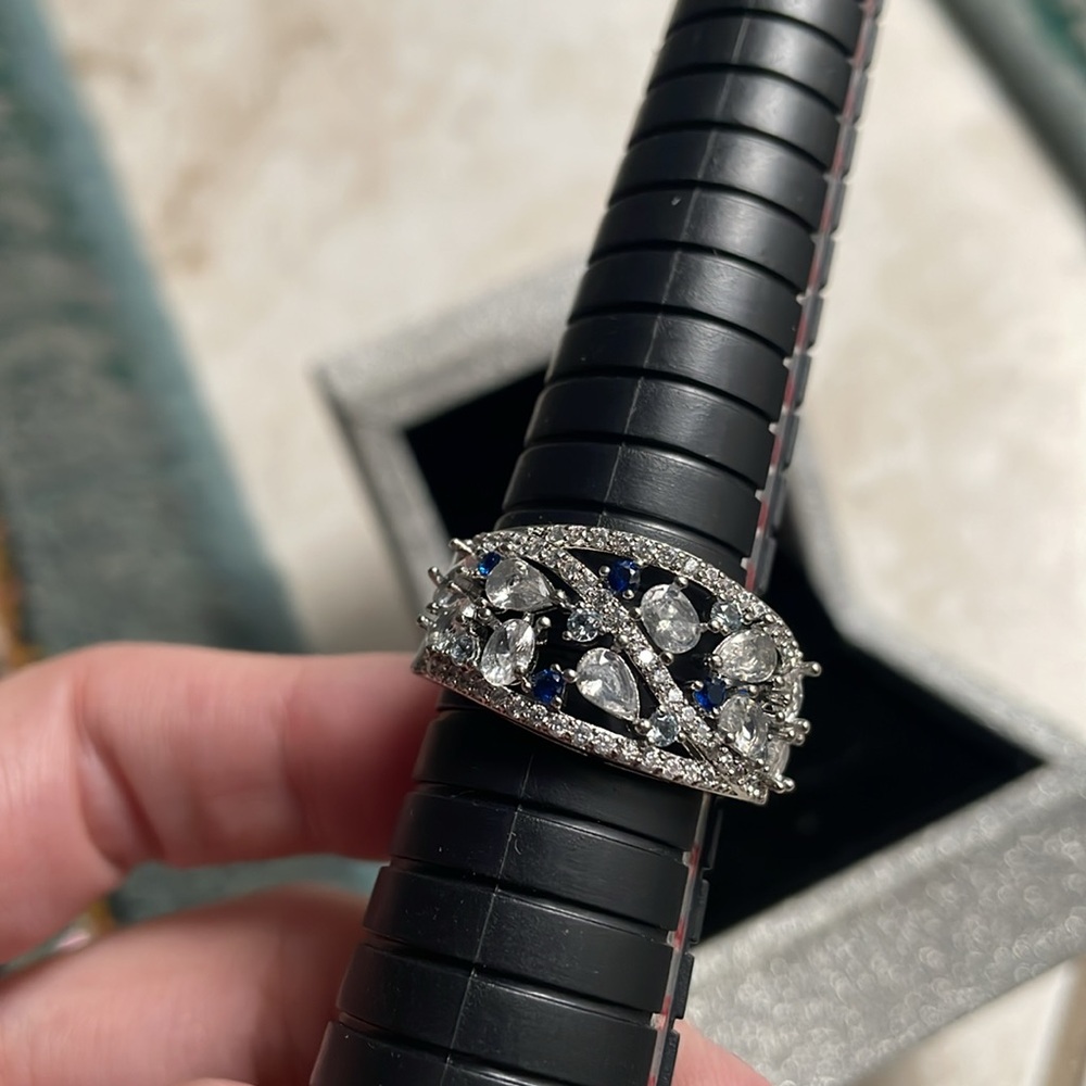 Elegant Silver and Blue Gemstone Ring - Picture 15 of 17